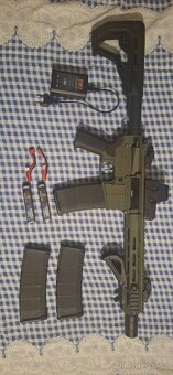 Prodám M4 airsoft zbraň s plým vybavením - 2