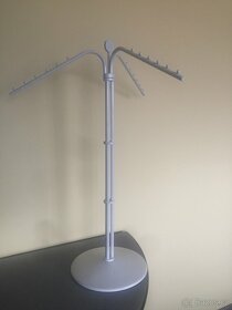 stojan kovový velký s poličkami a malý věšák - 2