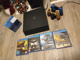 Play Station 4 PRO 1TB HDR + 4 hry + GtaV + 2 ovladače - 2