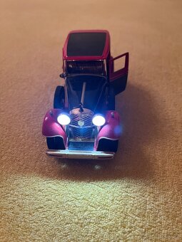 Kovovy model historickeho vozu - 2