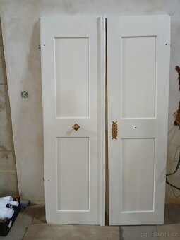 Prodám velmi staré dubové dveře, rozměr výška 214 cm, šířka - 2