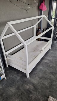 Dětská postýlka domeček TRUHLÁŘEM VYROBENÁ - 2