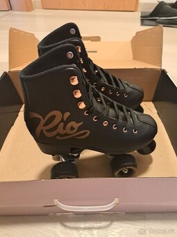 Rio - Roller Script Quad Rose Black - trekové brusle - 2