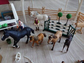 Schleich Jízdárna s mobilní veterinou - 2
