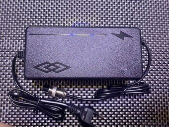Nabíječka 54,6v 2A na koloběžku/elektrokolo/čtyřkolku - 2