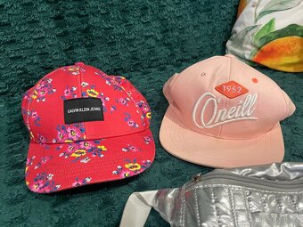 Sed dvou dívčích značkových kšiltovek + doplňky - 2