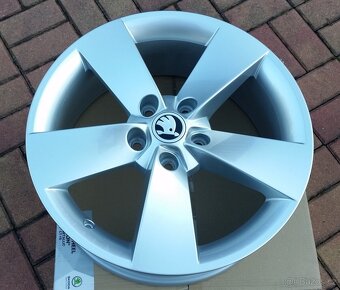 NOVÉ originální ALU kola ŠKODA 5x112 R17 Karoq Yeti Octavia - 2