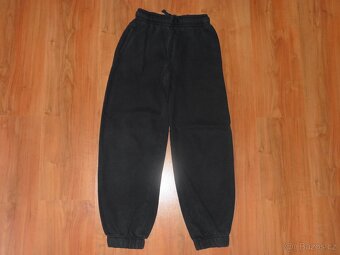 1x softshell kalhoty, 2x sport. kalhoty a 3x tepláky vel.146 - 2