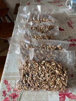 Čerstvé vakuované loupané vlašské ořechy - 2