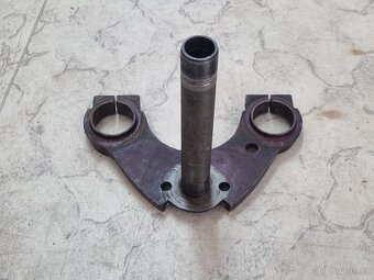 Jawa pérák FJ nebo Ogar - spodní brýle a držák řidítek. - 2