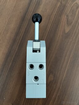 Pneumatický 5/3 cestný ventil/páčka ovládání do kabiny - 2