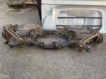 BMW E90 / E91 zadní nápravnice + ramena, těhlice, brzdiče - 2