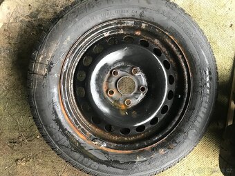 Prodám na Škoda 4x disky s pneu 5x112 R15 zimní. - 2