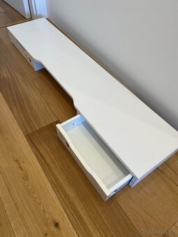 Policka se zasuvkami na psaci stul ikea - 2
