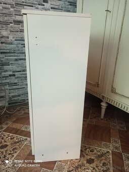 Bílá komoda se stříbrnými úchytky. - 2