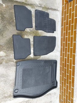 Prodám gumové koberečky Ford Focus mk2 - 2