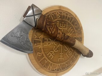 Vikingská sekera s držákem. - 2