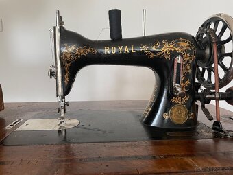 Prodám plně funkční šicí stroj Royal - 2