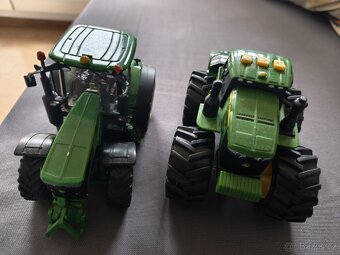 Set 2 traktorů John Deere - 2