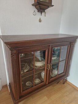 Starožitná prosklená skříňka restaurovaná - 2