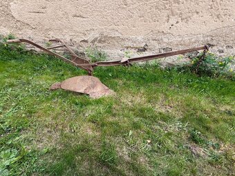 Staré pluhy a obracáky za koně vhodné i jako dekorace - 2