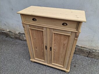 STAROŽITNÉ VERTIKO SKŘÍN PO RENOVACI - 2