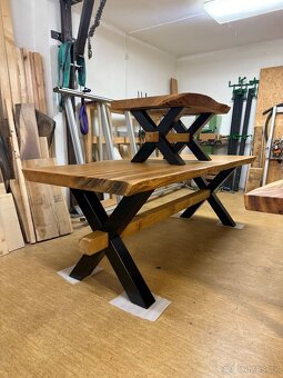 Masivní jídelní stol z dubu - 2