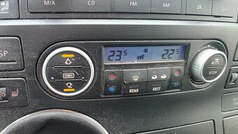 VW T5 Multivan -- rádio a panel klimatizace - 2
