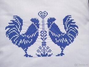 KOHOUTI - VYŠÍVANÝ POLŠTÁŘEK - 2