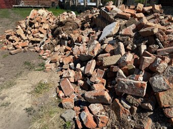 Cihly, stavební suť - 2