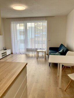Pronájem bytu 2+kk s lodžií, garážovým stáním a sklepem – Hr - 2