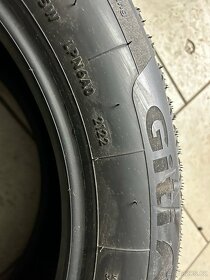 Pneu 235/55-18 - 2