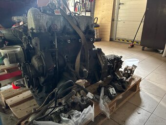 Mercedes W115 motor s převodovkou - 2