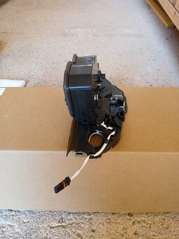 Zámek dveří- levé přední BMW X5  e70 - 2