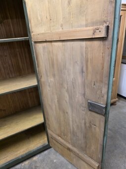 Malovaná skříň po celkové starší renovaci - 2