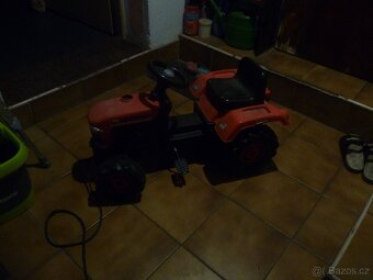 Prodám šlapací traktor, houpačku, dětské pískoviště - 2