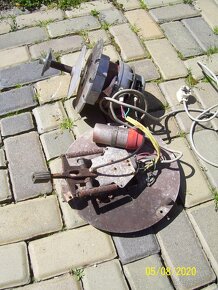 2 kusy motorů na 220 V - 2