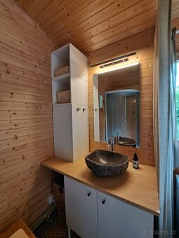 Obytná maringotka/tiny house 2,5 x 8m s pozemkem - 2