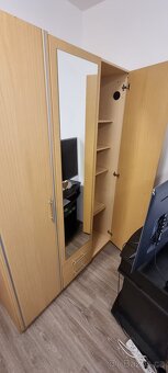 Šatní skříň se zrcadlem - 2