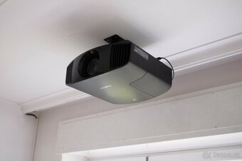 Projektor Sony VW260 4K v černé barvě - 2