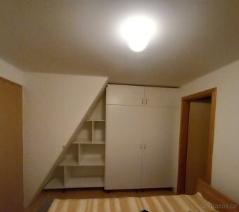 velká bílá šatní skříň + policový díl pod šikminu - 2