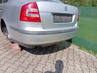 Prodám zadní nárazník na škoda Octavia 2, sedan - 2