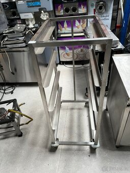 Nerezový vozík. - 2