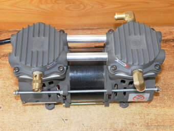 Dvoupístová bezolejová vývěva, vakuová pumpa ZW280F - 2