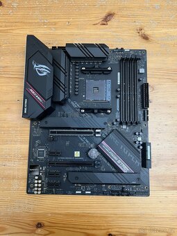 ASUS ROG STRIX B550-F GAMING Socket AM4,Funkční,Záru - 2