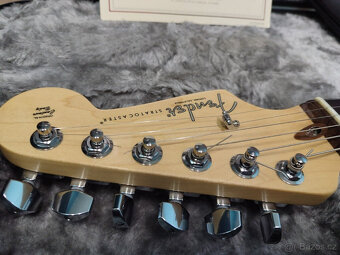 Americký profesionál Fender Stratocaster v autě - 2