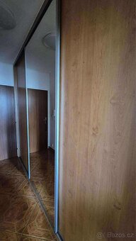 Posuvné dveře šatní skříně se zrcadlem + skříň - 2