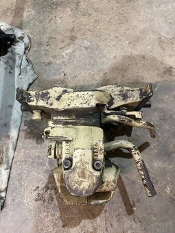 Konzole s automatickým závěsem - 2