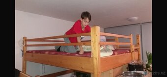 Zvýšená postel - masivní - 2
