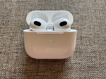 Apple AirPods 3rd generation - stav jako nové - 2